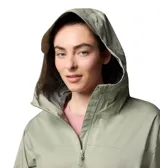 Campera cortaviento color verde claro, con capucha ajustable, cierre frontal con cremallera bidireccional, cintura ajustable con cordón, bolsillos con cremallera y puños ajustables.