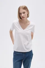 Remera negra de algodón con escote en V y mangas cortas.