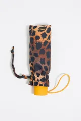 Paraguas plegable de tamaño mini con funda de tejido técnico estampado animal print (leopardo/jaguar) en tonos marrón y negro. La base del estuche es de plástico amarillo y tiene una correa de mano amarilla.