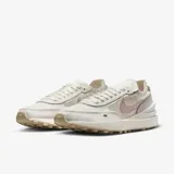 Championes Nike Waffle One para mujer, color blanco con detalles en rosa brillante en el logo y el talón.