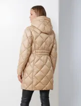 Campera de abrigo color beige, con capucha fija, cierre oculto y bolsillos con cierre.