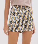 Short de tejido suave con estampado de tucanes en tonos negro, gris y amarillo. Tiene cintura elástica.
