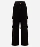 Pantalón recto de jean color negro con trabillas en la cintura, cierre con botón y cremallera, y bolsillos cargo laterales.