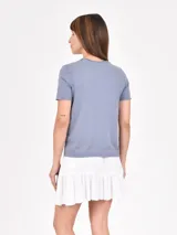 Remera color tostado de corte clásico y mangas cortas.