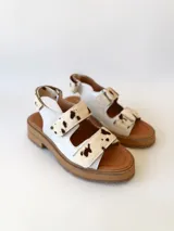Sandalias con plataforma color marrón y tiras de cuero sintético con estampado animal print de vaca.
