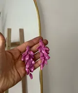 Par de caravanas colgantes irregulares hechas a mano en porcelana color lila, con forma de brotes o pétalos.