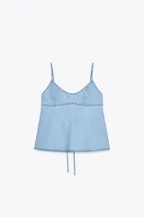 Top celeste de denim con escote en pico y tirantes finos regulables.