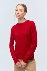 Sweater color morado, 100% lana, con diseño de corte clásico y manga larga.