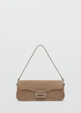 Bolso de hombro mediano confeccionado en piel de serraje color beige, con diseño rectangular y cierre de solapa con hebilla metálica central.