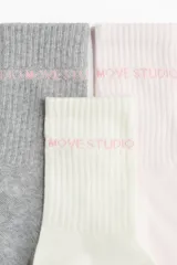 Pack de tres pares de medias deportivas de caña media, confeccionadas en tejido funcional DryMove™ que ayuda a absorber el sudor. Incluye un par gris, un par blanco y un par rosa.