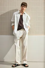 Pantalón de lino color crema, con cintura elástica y cordón ajustable.