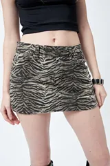 Minifalda de tiro bajo con estampado animal print de cebra en tonos marrones y negros.