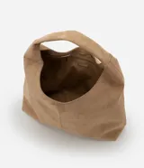 Bolso hobo grande color beige, confeccionado en gamuza sintética, con correa de hombro y cierre de cremallera.