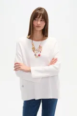 Sweater blanco liso, de corte holgado, con cuello a la base y broches decorativos en los laterales.