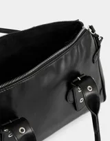 Cartera bowling negra de cuerina con correa regulable y desmontable, manijas superiores y hebillas frontales.