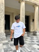 Bermuda baggy negra de tela de vestir, con corte holgado y diseño versátil.