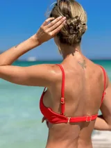 Top de bikini azul eléctrico con textura tejida, modelo de aro con copas removibles, tirantes finos ajustables y cierre de gancho en la espalda.