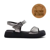 Sandalias de cuero color plateado con plataforma negra y hebilla de ajuste.