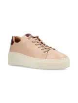 Sneaker Adelaida de cuero graneado color verde oliva, con cordones de algodón y suela elevada color crema.