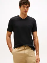 Remera de hombre Tommy Hilfiger de algodón color negro, con cuello en V y logo bordado en el pecho.