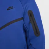 Campera deportiva Nike Tech Fleece color azul con cierre frontal, capucha y detalles en negro. Incluye logo de Nike bordado en el pecho y bolsillo con cierre en la manga izquierda.
