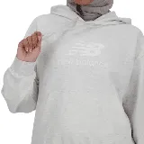 Buzo gris melange de algodón con capucha, bolsillo tipo canguro y logo de New Balance estampado en el pecho.