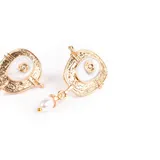 Aros dorados con diseño texturizado y perlas en la parte inferior, elegantes y distintivos.
