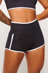 Short deportivo negro de cintura alta con ribete blanco y bolsillos laterales. Ideal para actividades al aire libre, cuenta con protección UV50+.