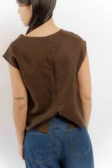 Remera color verde militar de lino, corte holgado, con mangas cortas y tajo en la espalda.