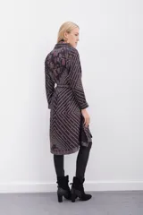 Kimono midi estampado con mangas largas y lazo en la cintura.
