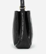 Bolso bandolera pequeño color negro, con textura acolchada en forma de rombos y logo triangular dorado en el frente.