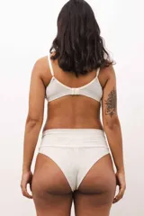 Culotte color beige con cintura alta.
