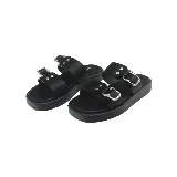 Sandalias negras con plataforma y dos tiras anchas con hebillas plateadas.