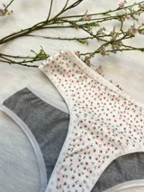 Pack de tres vedetinas de algodón en colores negro, blanco y gris, ofreciendo comodidad y estilo para el uso diario.
