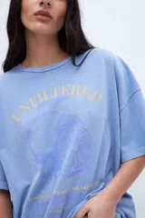 Remera celeste con estampado de limones y texto en amarillo.