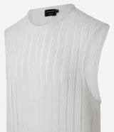 Musculosa de punto calado color blanco, de corte oversized y cuello redondo.