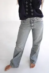 Pantalón de jean celeste de corte recto y tiro medio.