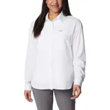 Camisa blanca de manga larga con cuello abotonado y dos bolsillos frontales con solapa. Confeccionada en poliéster reciclado con tecnología Omni-Shade™ de protección solar FPU 50 y Omni-Wick™ de absorción de humedad.