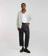 Camisa de hombre regular, de sastrería rayada celeste y blanco, con cuello solapa, abotonada y de manga larga.