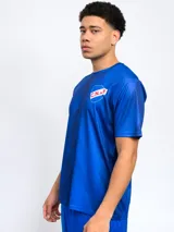 Remera de entrenamiento azul con diseño geométrico en el frente y escudo del Club Nacional de Football en el pecho. Confeccionada en poliéster transpirable.