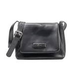 Bandolera negra de cuero con correa ajustable, acceso con solapa y logo metálico en el frente.
