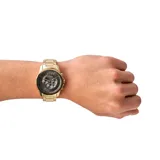 Reloj Armani Exchange modelo Banks, con caja y pulsera de acero inoxidable dorado, esfera gris con subesferas de cronógrafo y manecillas doradas. Resistente al agua hasta 5 ATM.