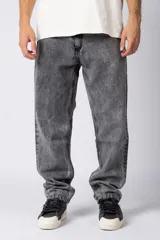 Pantalón de jean gris con efecto lavado, corte mom oversize y tiro alto.