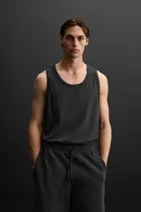 Musculosa deportiva negra de algodón, corte regular fit, cuello redondo amplio y sisa ancha.