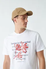 Remera de hombre con estampado gráfico, de fit regular y escote redondo, confeccionada en 100% algodón.