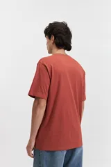 Remera blanca de algodón con estampado de letras en el frente.