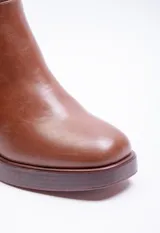 Bota de caña media color negro con taco alto, diseñada para aportar seguridad y elegancia.
