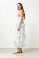 Vestido largo con estampado floral en tonos celeste y blanco, con paneles laterales color durazno. Diseño con breteles finos y corte recto.