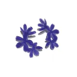 Aretes en forma de flores, color violeta, con diseño floral y detalles tridimensionales.