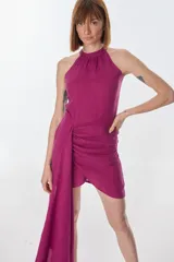 Vestido corto color fucsia, con cuello halter y lazo lateral en la cintura.